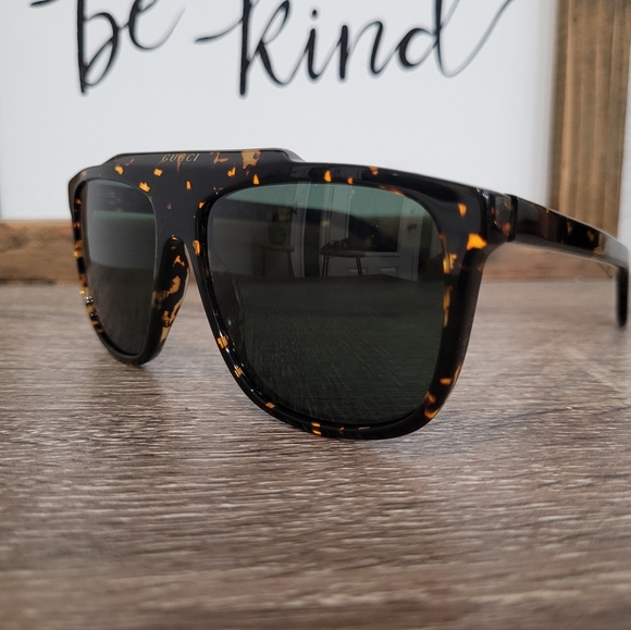 GUCCI Unisex Sunglasses, Great condition. - Picture 4 of 9